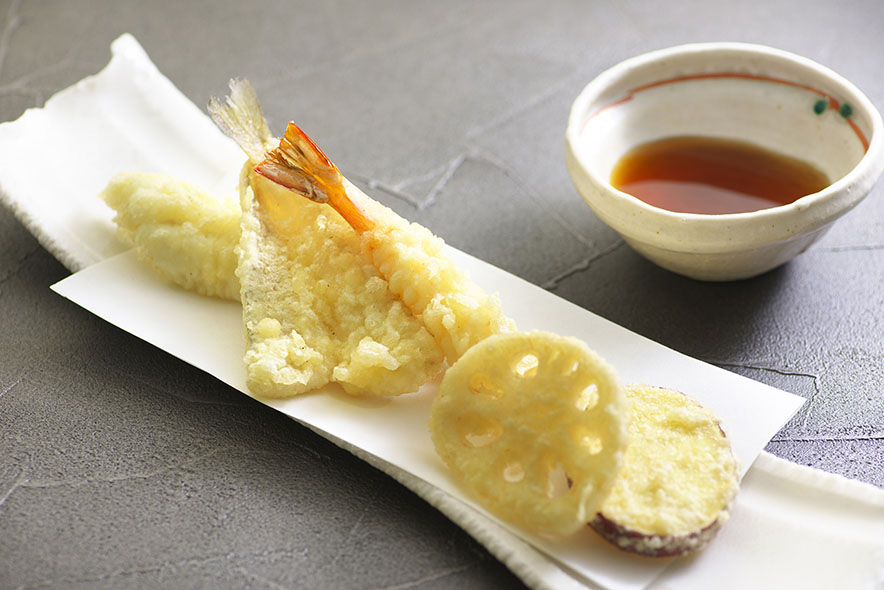 揚げたてのエビの天ぷらとレンコン